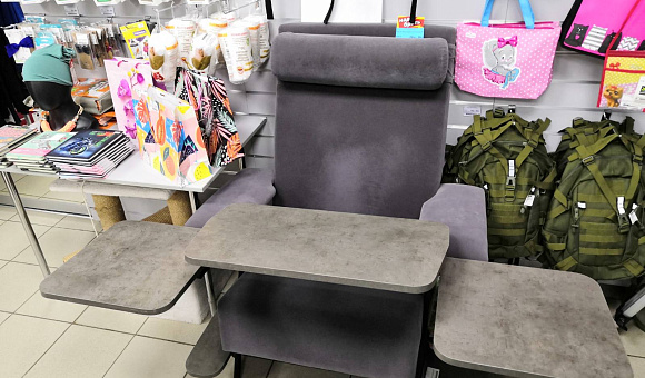 Кресло серого цвета со столиком