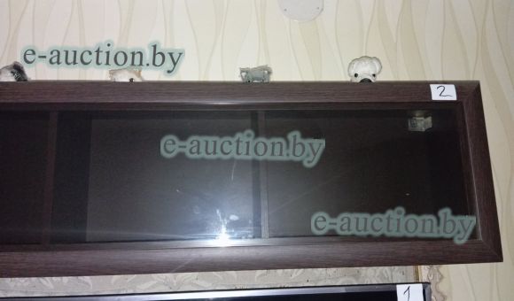 Навесная полка коричневого цвета