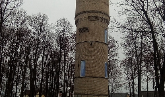 Капитальное строение: одноэтажное кирпичное здание водонапорной башни 47,2 кв.м с инвентарным номером 713/С-9950
