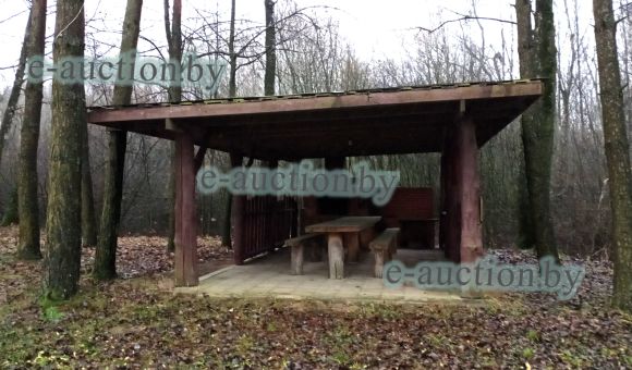 Беседка отрытого типа с двумя скамьями, столом, печь с мангалом, под крышей