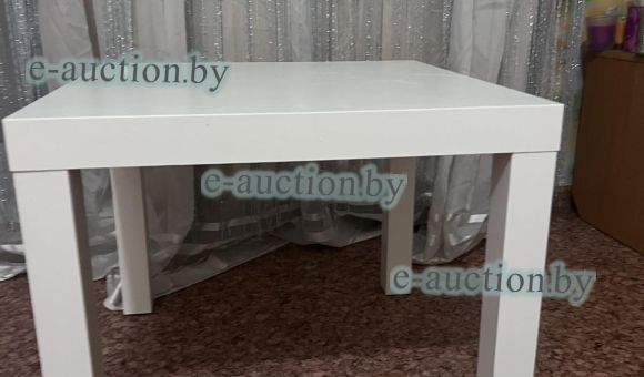 Журнальный столик белого цвета