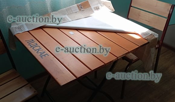 Стол (верх дерево, низ железо)