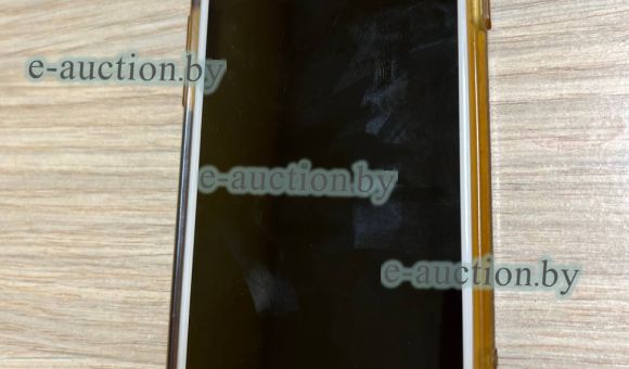 Смартфон iPhone 8 в чехле