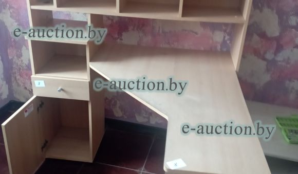 Стол компьютерный (светлый с полками)