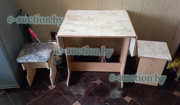 Стол кухонный+2 табуретки