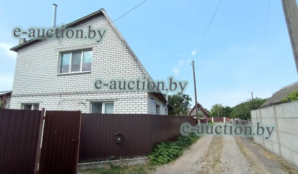 7/100 долей в праве собственности на жилой дом в г. Пинске, площадью  103.7 м²