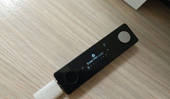 Аппаратный кошелек криптовалют Ledger Nano X