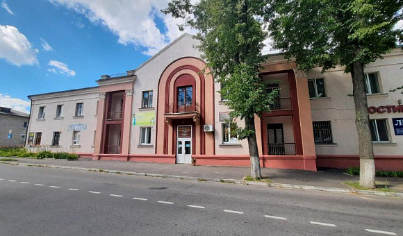 Двухэтажное кирпичное здание гостиницы в г. Рогачеве, площадью 1096.4м²