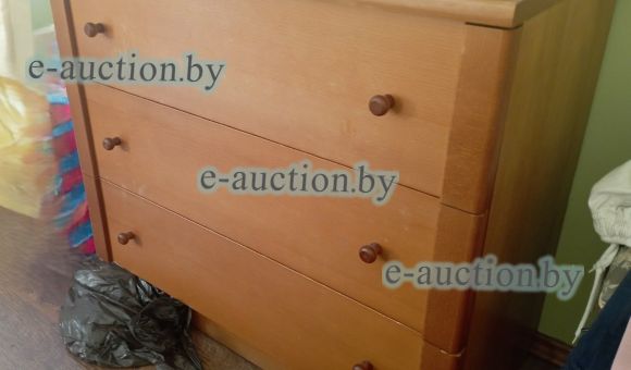 Комод с тремя шуфлядками
