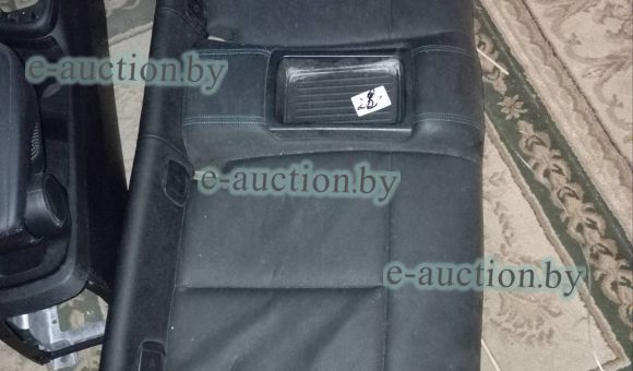 Спинка заднего сиденья черного цвета