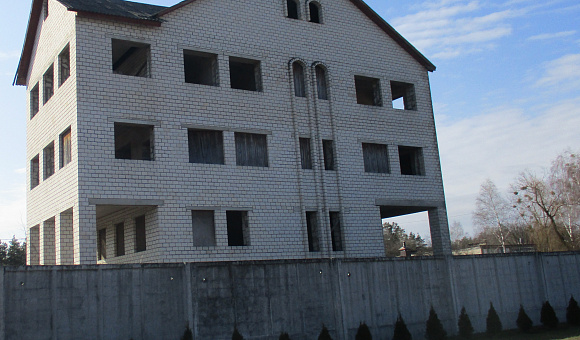 Трехэтажное административное здание (незавершенное строительством) в г. Светлогорске
