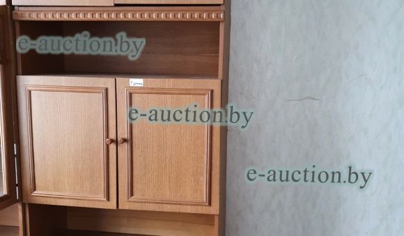 Шкаф с 3-я закрытыми полками