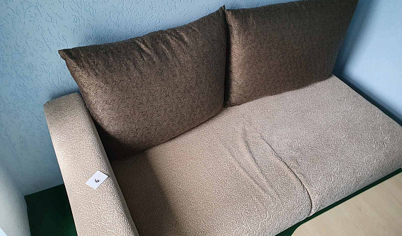 Диван односпальный с  двумя подушками  коричневого цвета