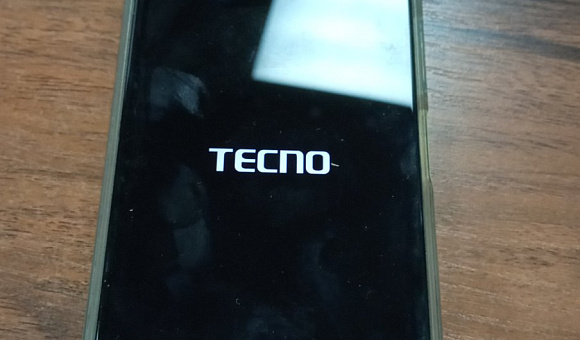 Телефон Tecno Spark