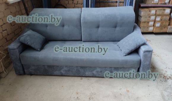 Диван-кровать с двумя подушками