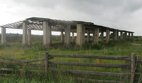 Сооружение для выгула скота в д. Малая Ухолода (Борисовский район), площадью 568 м²