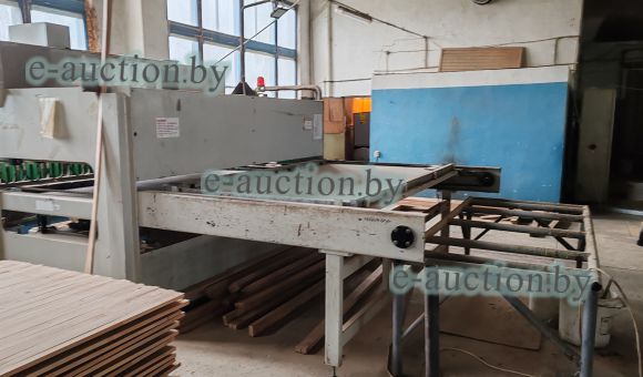 Деревообрабатывающий станок (пресс)