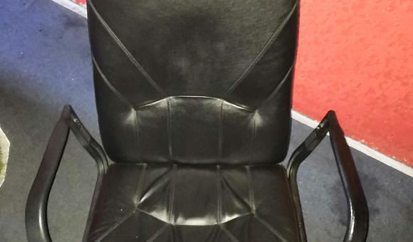 Кресло черное на колесиках №2