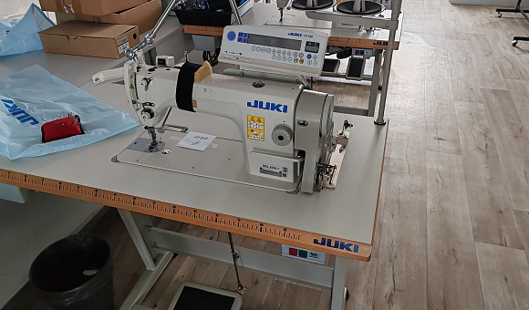 Одноигольчатая прямострочная швейная машина Juki