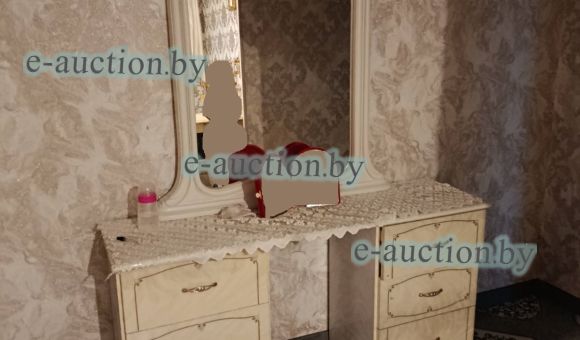 Столик туалетный с зеркалом