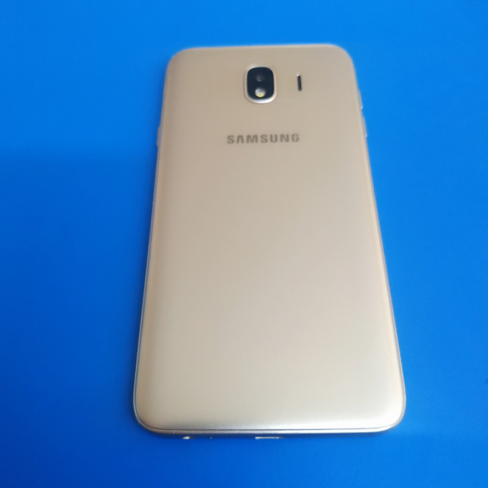 Мобильный телефон Samsung Galaxy J4