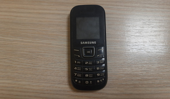 Кнопочный телефон Samsung GT-E1200M