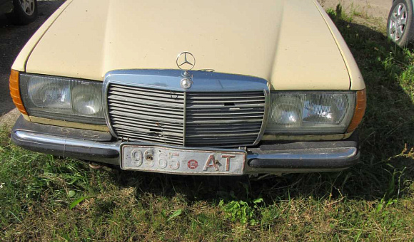 Mercedes-Benz 240, 1982