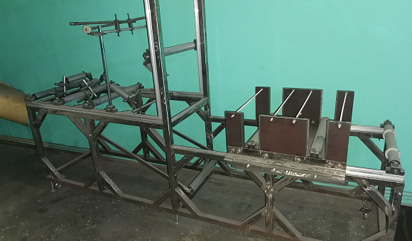 Машина для изготовления упаковочного рукава методом склеивания для упаковки рулонных штор