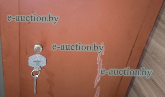 Сейф металлический бордового цвета