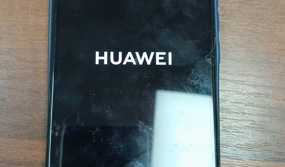 Мобильный телефон Huawei с бампером
