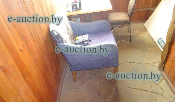 Кресло на деревянных ножках