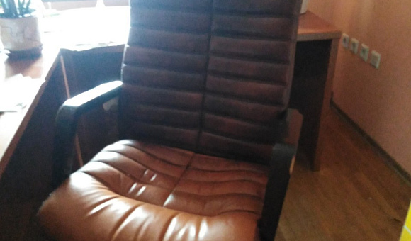 Кресло офисное коричневое