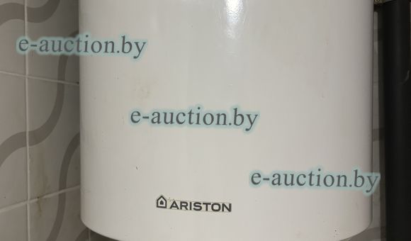 Водонагреватель Ariston белого цвета