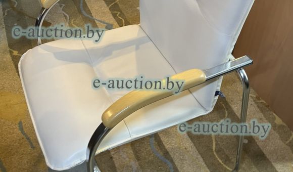 Стул офисный (белый, деревянные подлокотники) №12