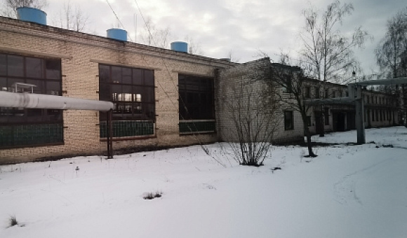 Двухэтажное кирпичное здание блока вспомогательных производств с двумя пристройками около д. Калинино (Бобруйский район)  площадью 1740.8м²
