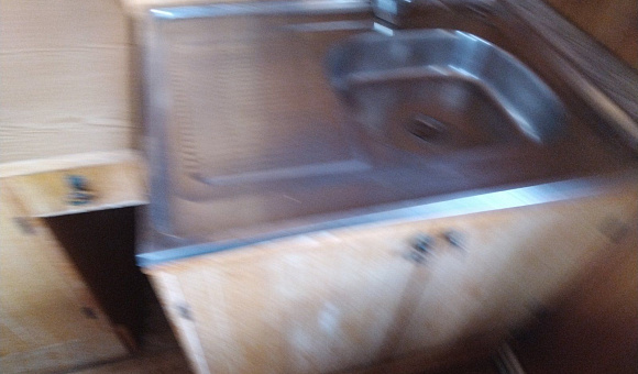 Шкафчик кухонный напольный с металлической мойкой и смесителем