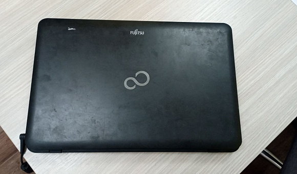 Ноутбук Fujitsu LIFEBOOK AH512