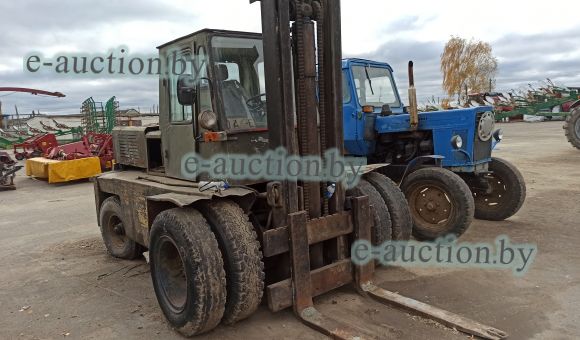 Кара (погрузчик вилочный с бензиновым двигателем)