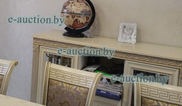 Комод со  стеклянными  дверками