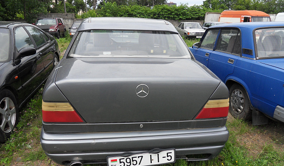 Mercedes-Benz 260, 1988