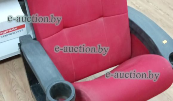 Стул с подстаканниками