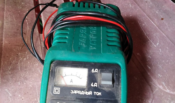 Зарядное устройство автомобильной АКБ в корпусе зелёного  цвета
