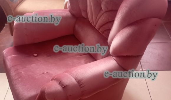 Кресло (розовое с деревянной вставкой)