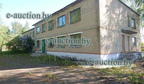 Капитальное строение: двухэтажное кирпичное здание с асфальтобетонным покрытием, бетонным покрытием, канализационной сетью, деревянным ограждением на деревянных столбах, деревянным ограждением на ж/б столбах, бордюром из железобетона