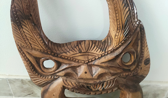 Декоративный элемент в виде маски с рогами