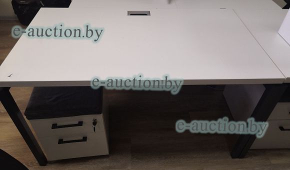 Стол с белой столешницей, металл. основа №1