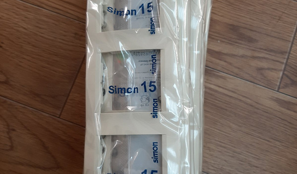 Рамка для выключателя 3-х оконная SIMON 15