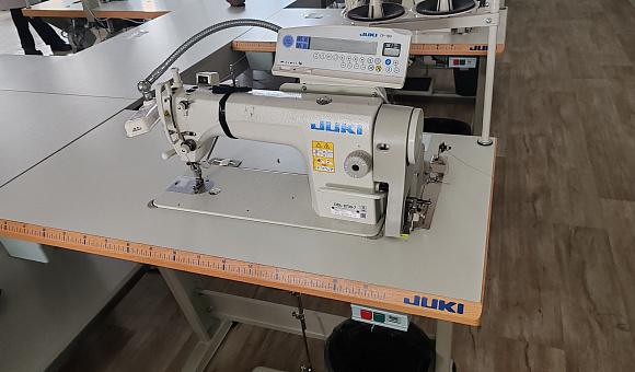 Одноигольчатая прямострочная швейная машина Juki