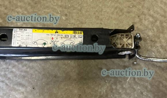 Домкрат черного цвета